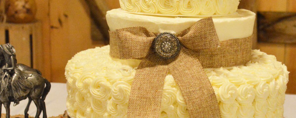 Vanillabean wedding cake with rosettes.
