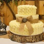 Vanillabean wedding cake with rosettes.