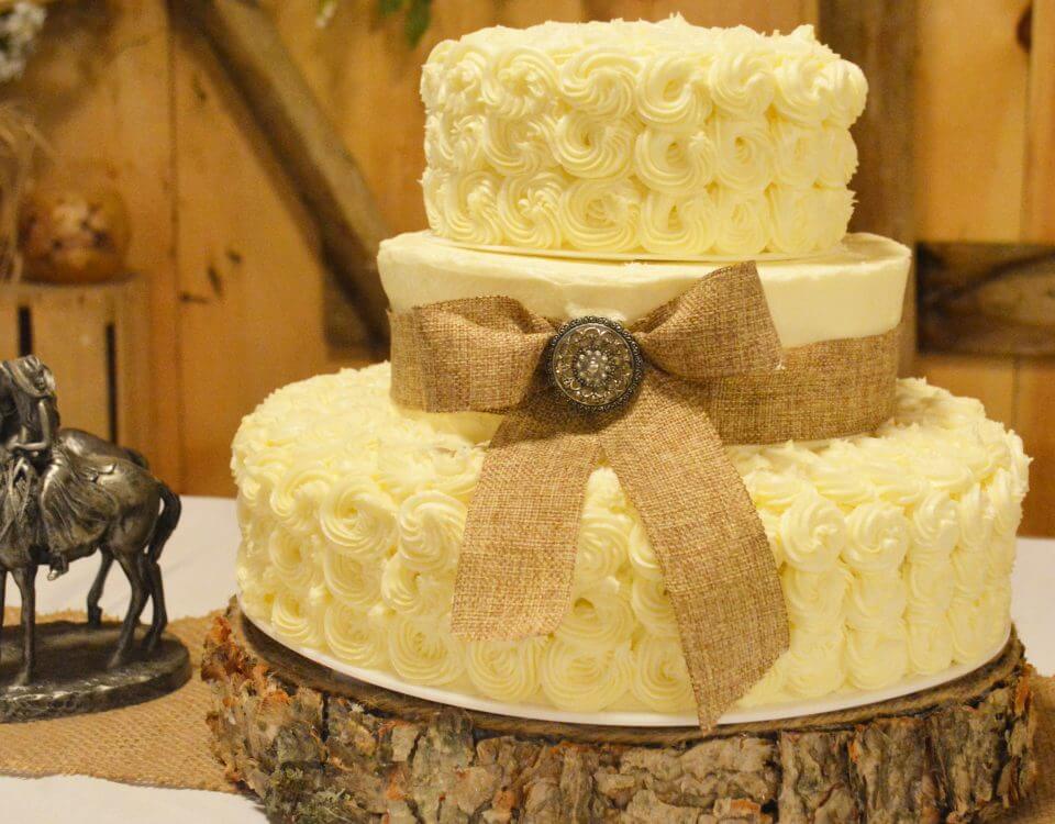 Vanillabean wedding cake with rosettes.